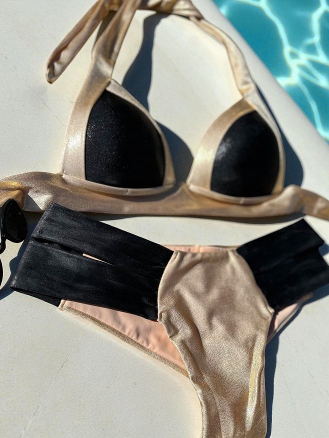 Úchvatná dávka luxusního bandage stylu je tady! ✨ Tyhle plavky s push-up efektem doplněné o zlaté detaily ti vyrazí dech....